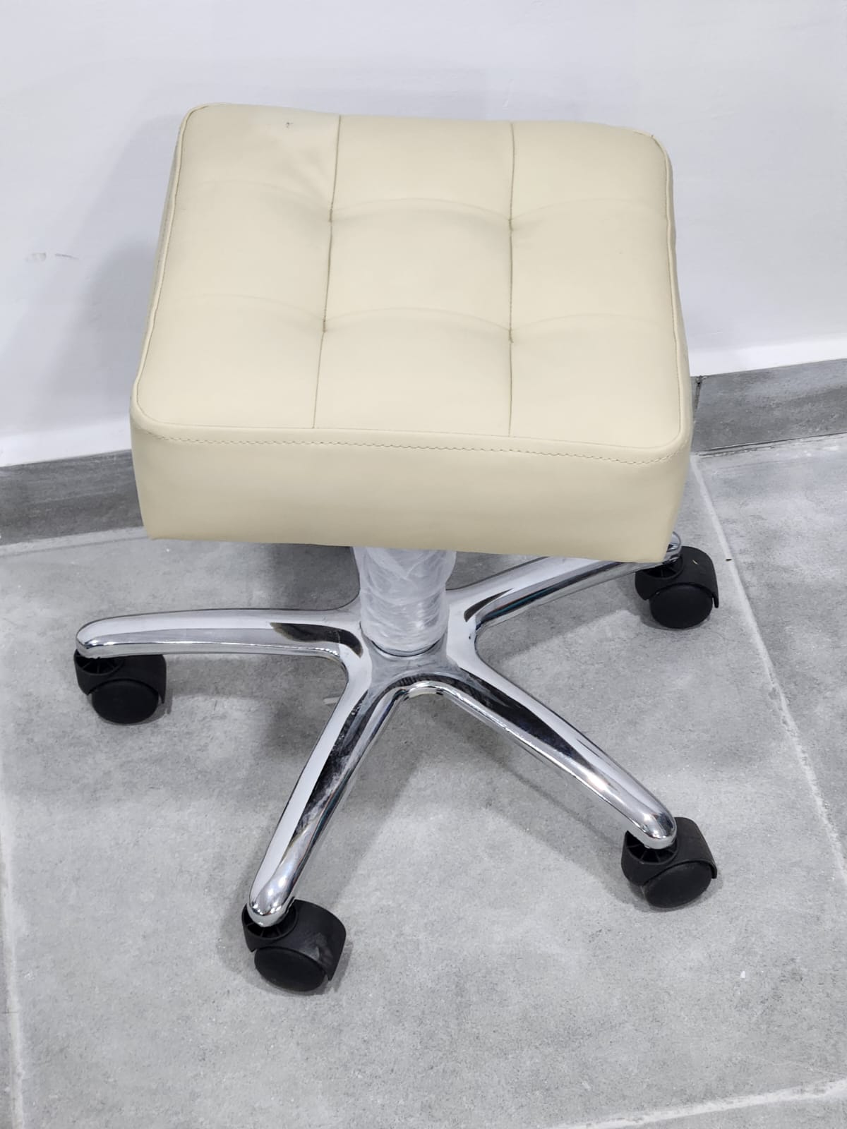 Tabouret Moderne et Pratique un siège élégant et fonctionnel pour votre maison ou votre espace de travail