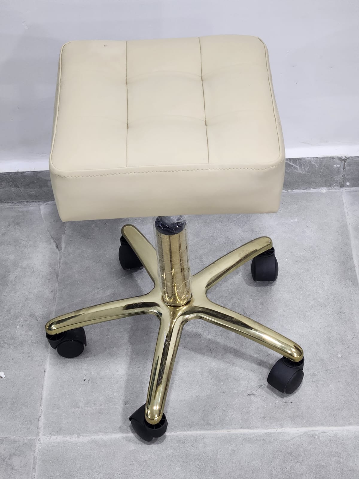 Tabouret Moderne et Pratique un siège élégant et fonctionnel pour votre maison ou votre espace de travail