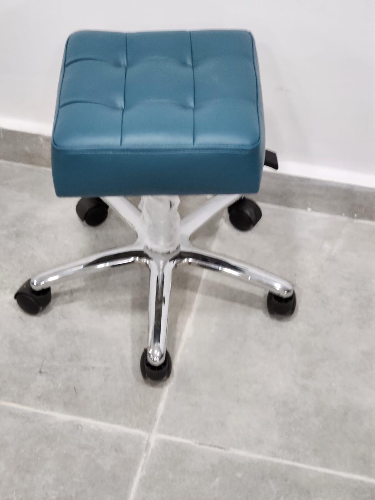 Tabouret Moderne et Pratique un siège élégant et fonctionnel pour votre maison ou votre espace de travail