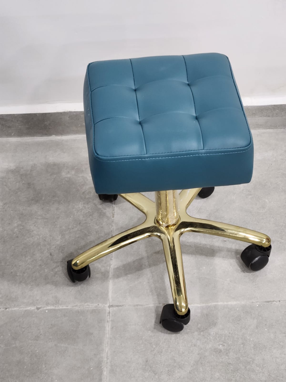 Tabouret Moderne et Pratique un siège élégant et fonctionnel pour votre maison ou votre espace de travail