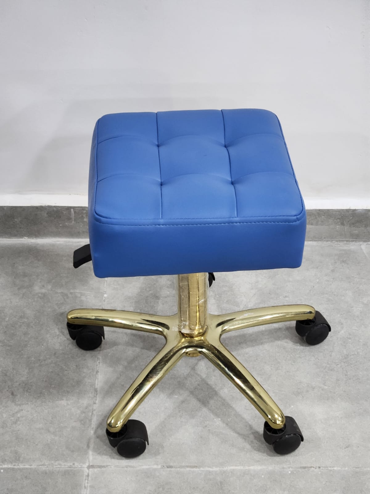 Tabouret Moderne et Pratique un siège élégant et fonctionnel pour votre maison ou votre espace de travail