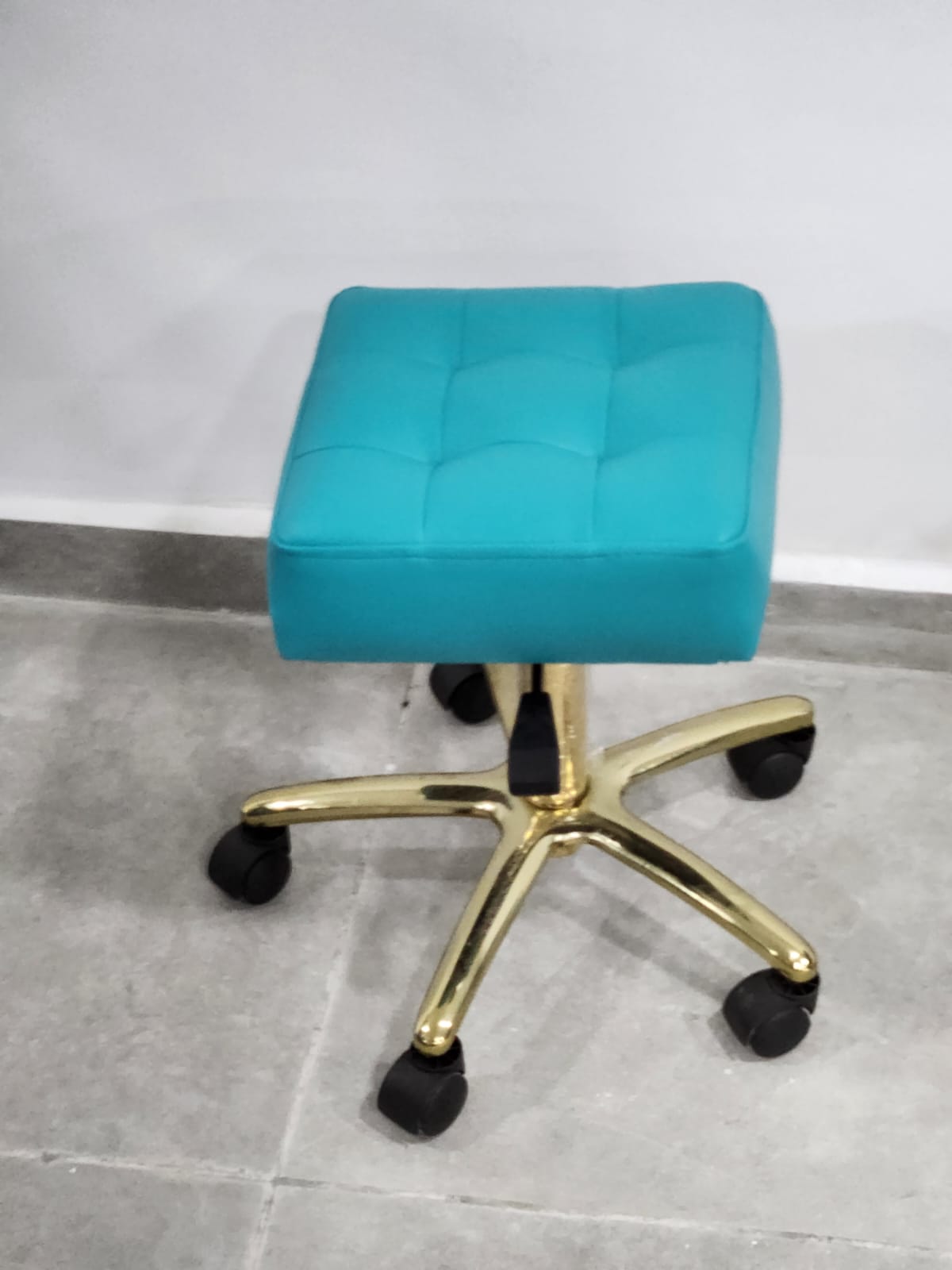 Tabouret Moderne et Pratique un siège élégant et fonctionnel pour votre maison ou votre espace de travail