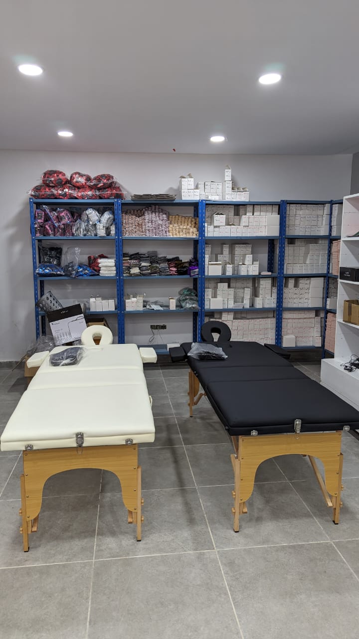 Lit de beauté pliant 180 cm longueur 60 cm largeur Tables  de Massage Spa portables professionnelles pliables avec sac  سرير تجميل قابل للطي بطول 180 سنتيمتر وعرض 60 سنتيمتر طاولات  تدليك سبا محمولة احترافية قابلة للطي مع حقيبة أثاث صالون خشبي