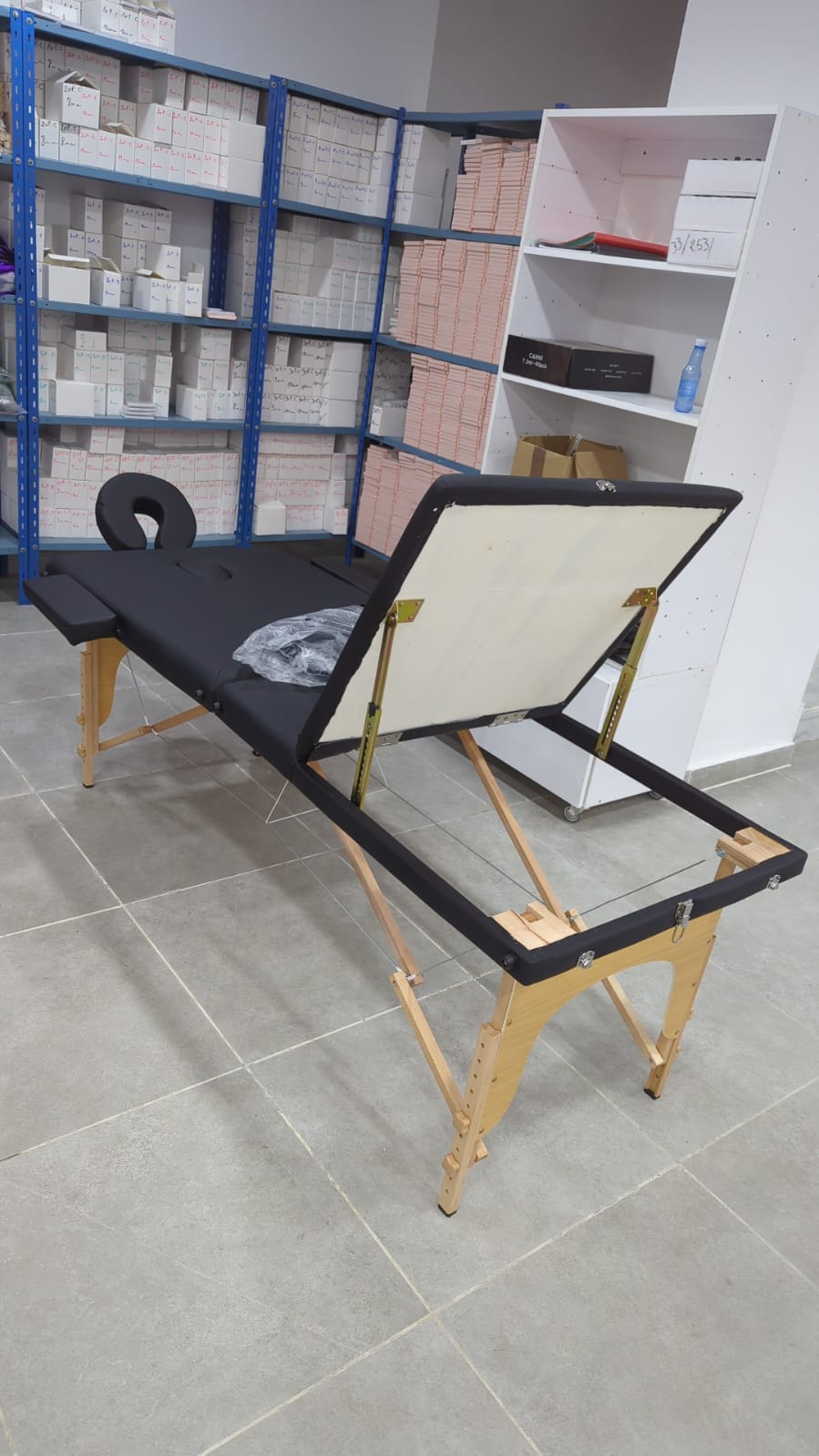 Lit de beauté pliant 180 cm longueur 60 cm largeur Tables  de Massage Spa portables professionnelles pliables avec sac  سرير تجميل قابل للطي بطول 180 سنتيمتر وعرض 60 سنتيمتر طاولات  تدليك سبا محمولة احترافية قابلة للطي مع حقيبة أثاث صالون خشبي